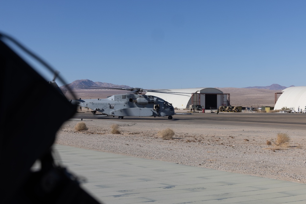 HMH-461 conducts aerial delivery and external lift training at SLTE 1-25