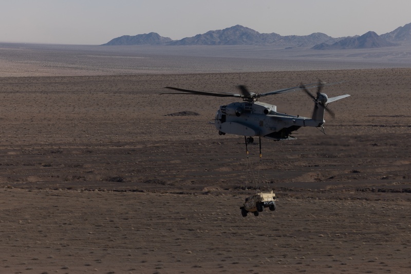 HMH-461 conducts aerial delivery and external lift training at SLTE 1-25