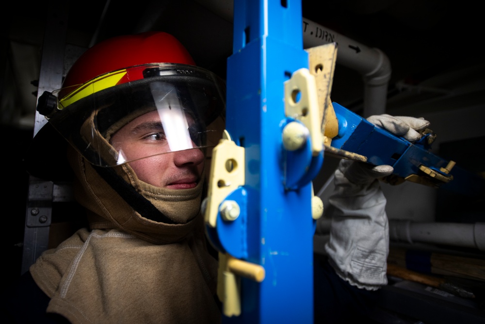 Sailor Sets Up H-Type Shoring