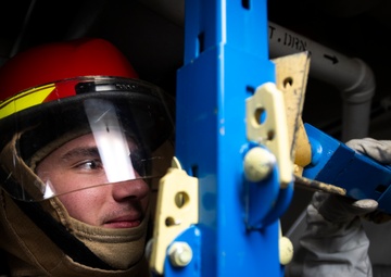 Sailor Sets Up H-Type Shoring