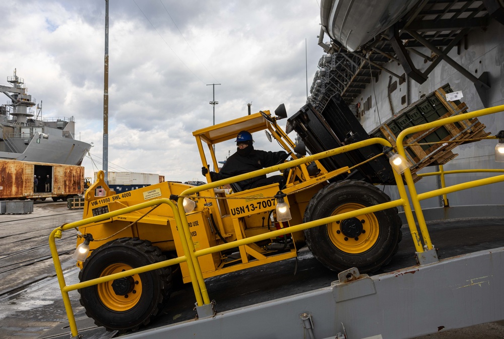 USS Wasp Conducts Ammo Offload