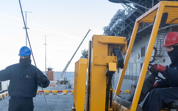 USS Wasp Conducts Ammo Offload