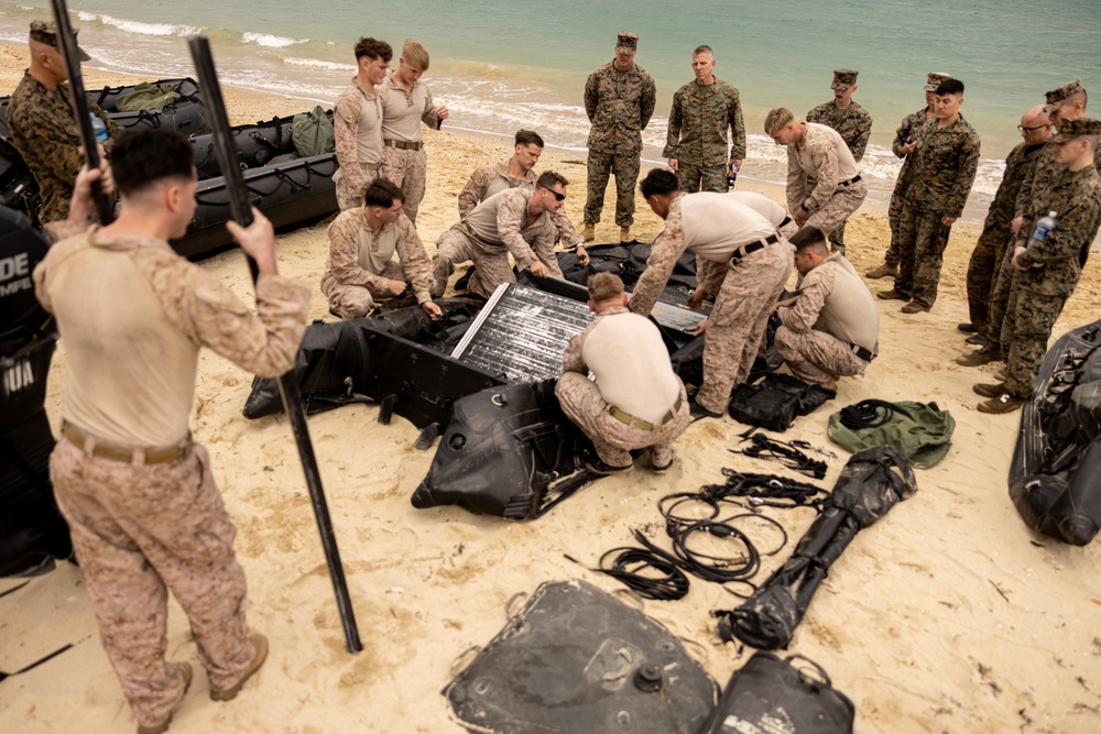 3d Marine Division Leadership executes Small Boat Handling Training with 3d Reconnaissance Battalion