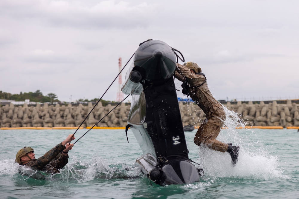 3d Marine Division Leadership executes Small Boat Handling Training with 3d Reconnaissance Battalion