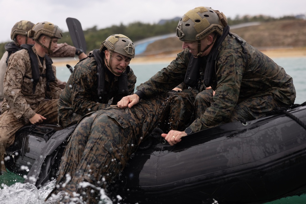 3d Marine Division Leadership executes Small Boat Handling Training with 3d Reconnaissance Battalion