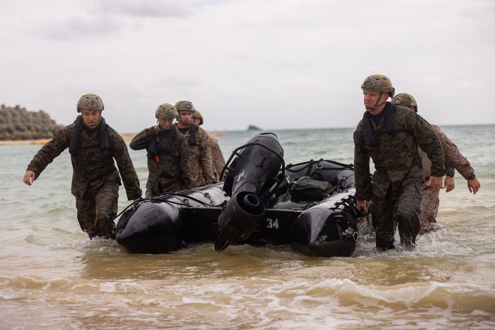 3d Marine Division Leadership executes Small Boat Handling Training with 3d Reconnaissance Battalion