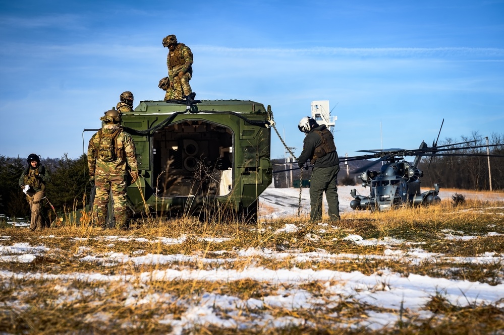 Joint Forces collaborate in heavy-lift