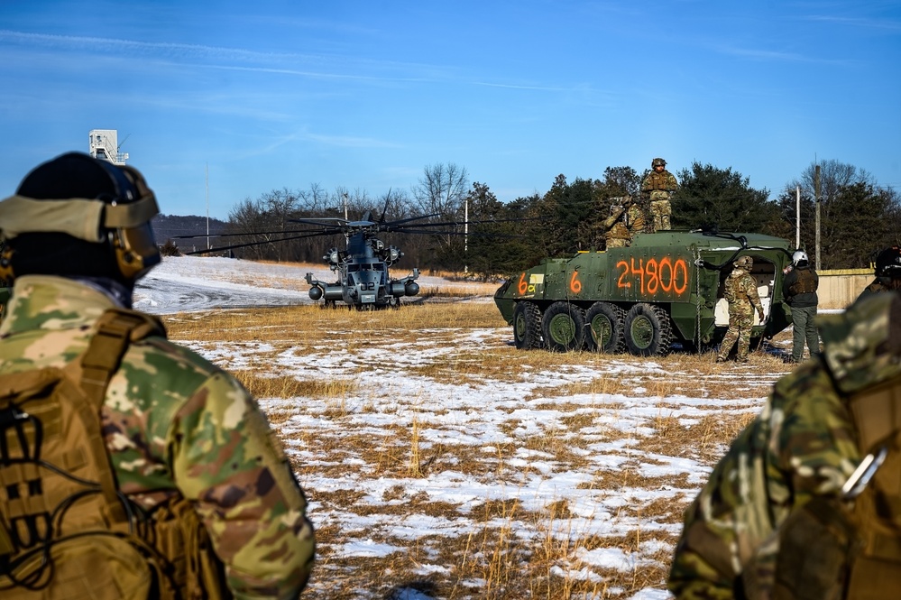 Joint Forces collaborate in heavy-lift