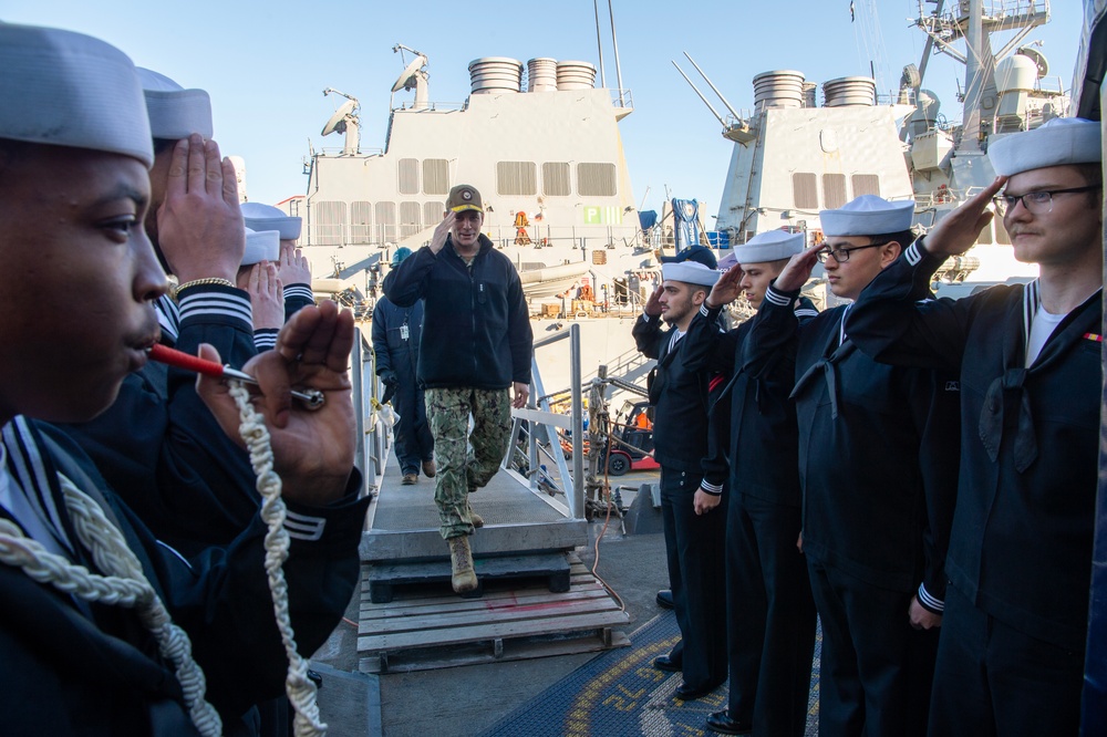 Vice Adm. Gumbleton Visits USS Mahan