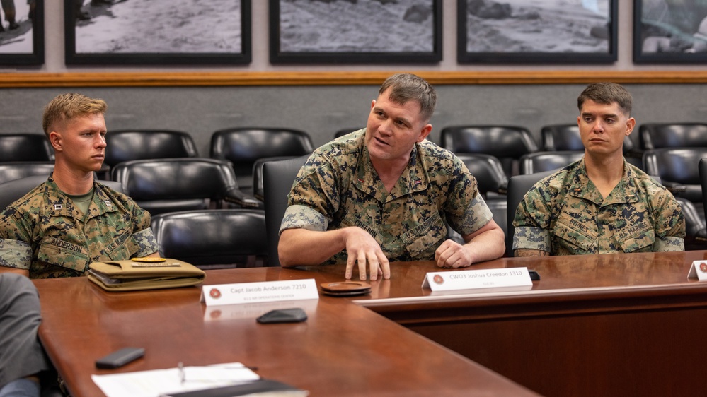 Expeditionary Warfare School Students Visit MARFORPAC