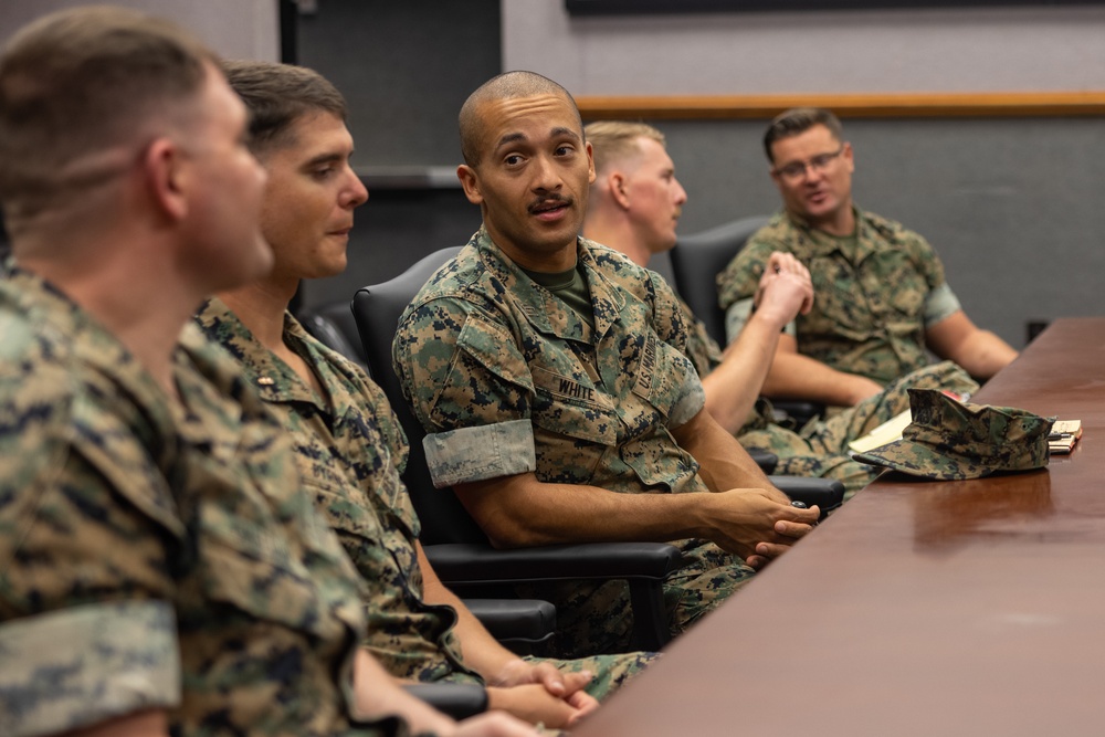Expeditionary Warfare School Students Visit MARFORPAC