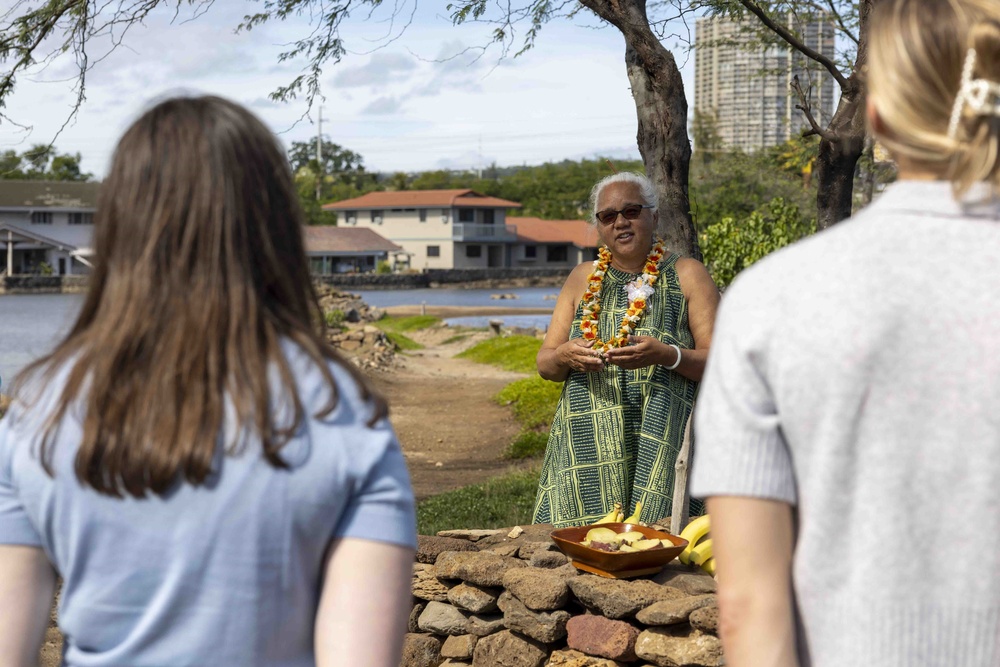 Delegation visits Loko Pa'aiau Fishpond