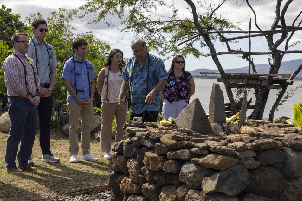 Delegation visits Loko Pa'aiau Fishpond