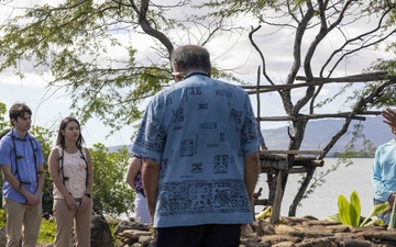 Delegation visits Loko Pa'aiau Fishpond