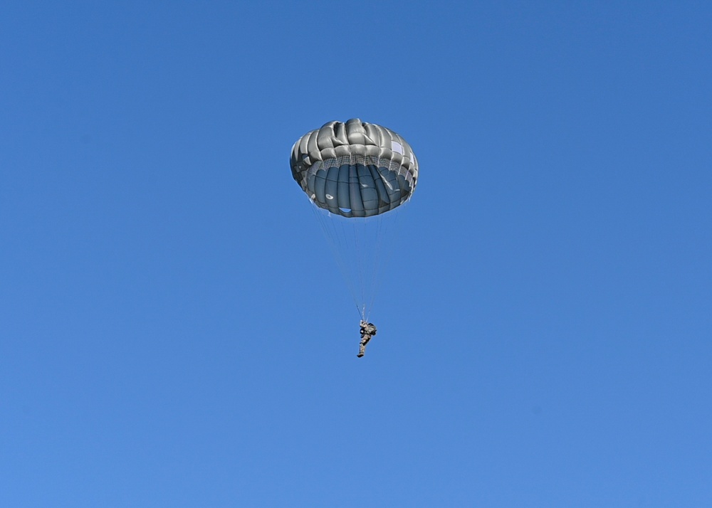 SOCKOR maintains readiness through routine Airborne training