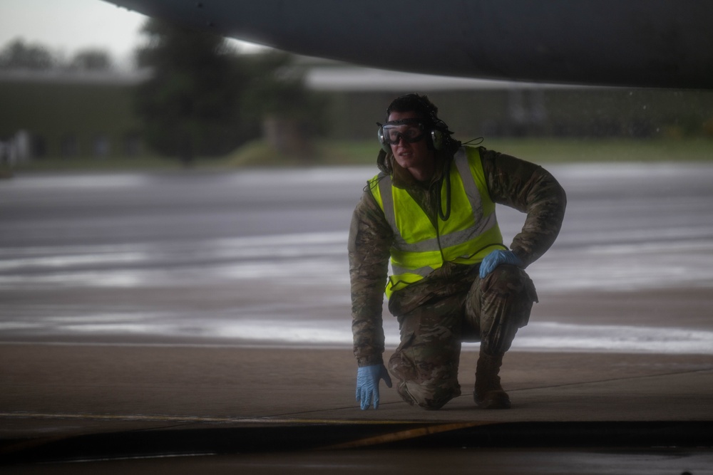 F-35 crew chiefs complete their first F-15E hot pit refuel