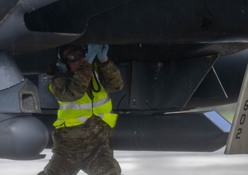 F-35 crew chiefs complete their first F-15E hot pit refuel
