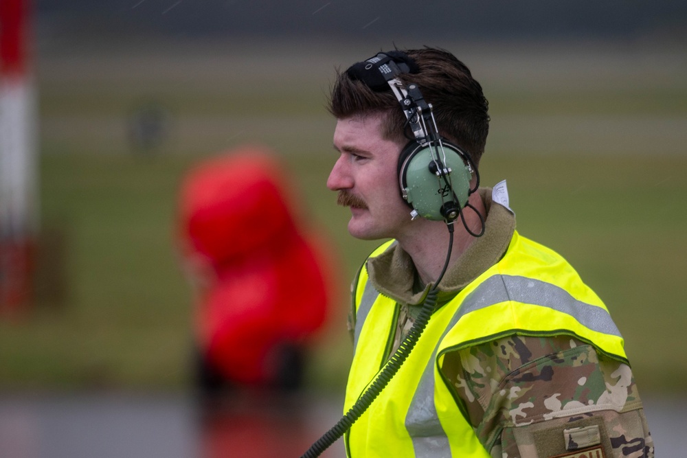 F-35 crew chiefs complete their first F-15E hot pit refuel