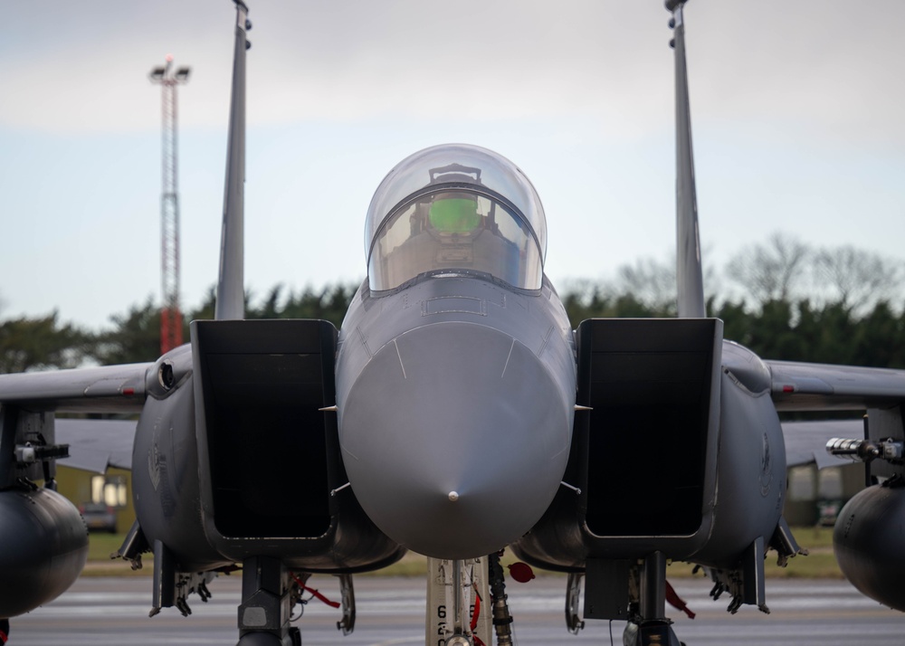 F-35 crew chiefs complete their first F-15E hot pit refuel