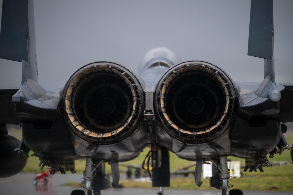 F-35 crew chiefs complete their first F-15E hot pit refuel