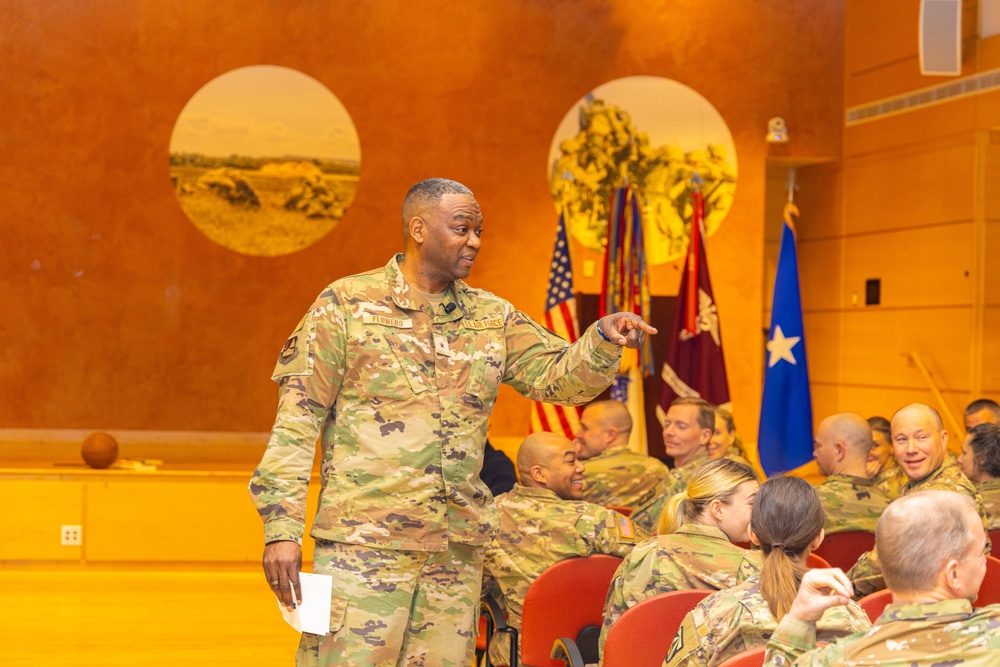 Brig. Gen. Alfred Flowers Visits WRAIR for leadership talk
