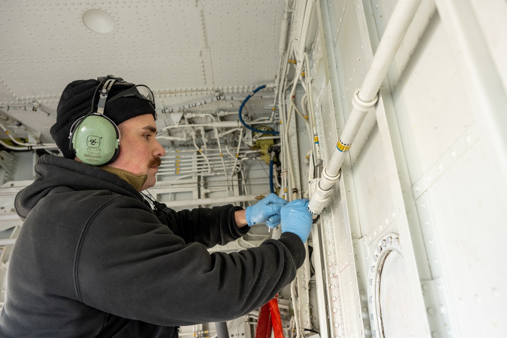 Airmen maintain aircraft hydraulic systems