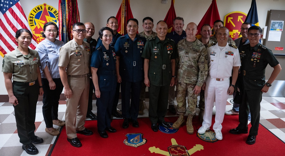 Philippine military officers meet with 94th AAMDC leadership