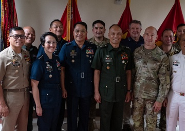 Philippine military officers meet with 94th AAMDC leadership