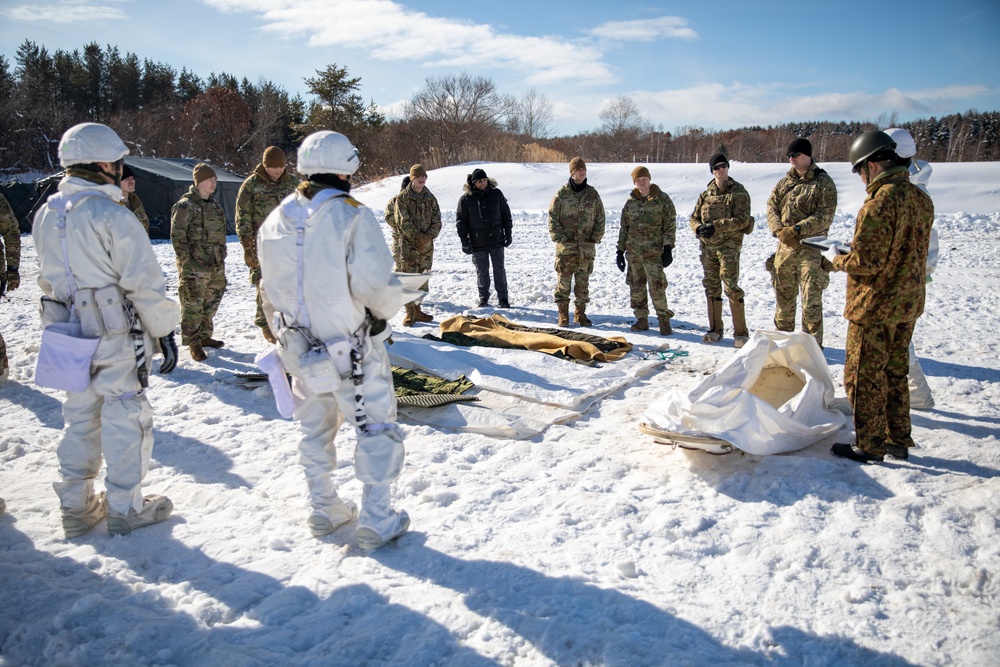 JGSDF Members and 1-5 Infantry Soldiers Conduct Medical Training