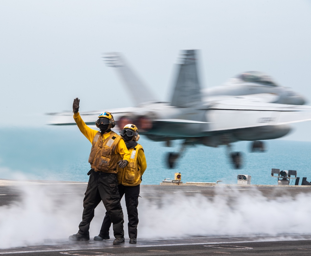 USS Carl Vinson (CVN 70) Conducts Routine Flight Operations in the South China Sea