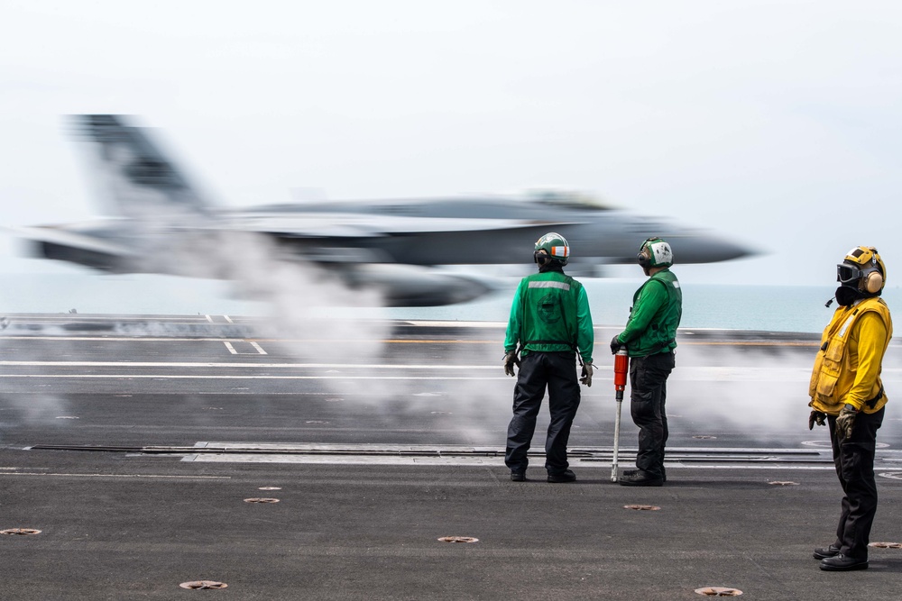 USS Carl Vinson (CVN 70) Conducts Routine Flight Operations in the South China Sea