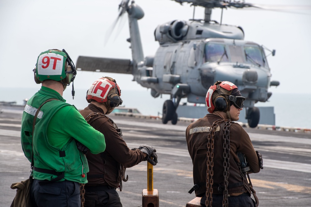 USS Carl Vinson (CVN 70) Conducts Routine Flight Operations in the South China Sea