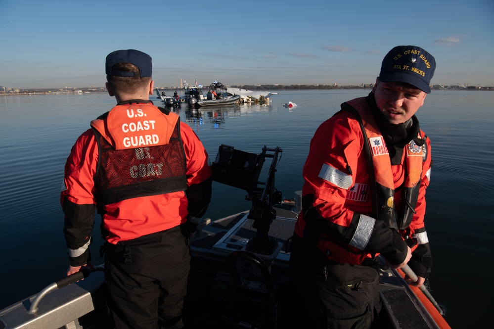 Coast Guard, multiple partner agencies, responding to plane crash in Potomac River