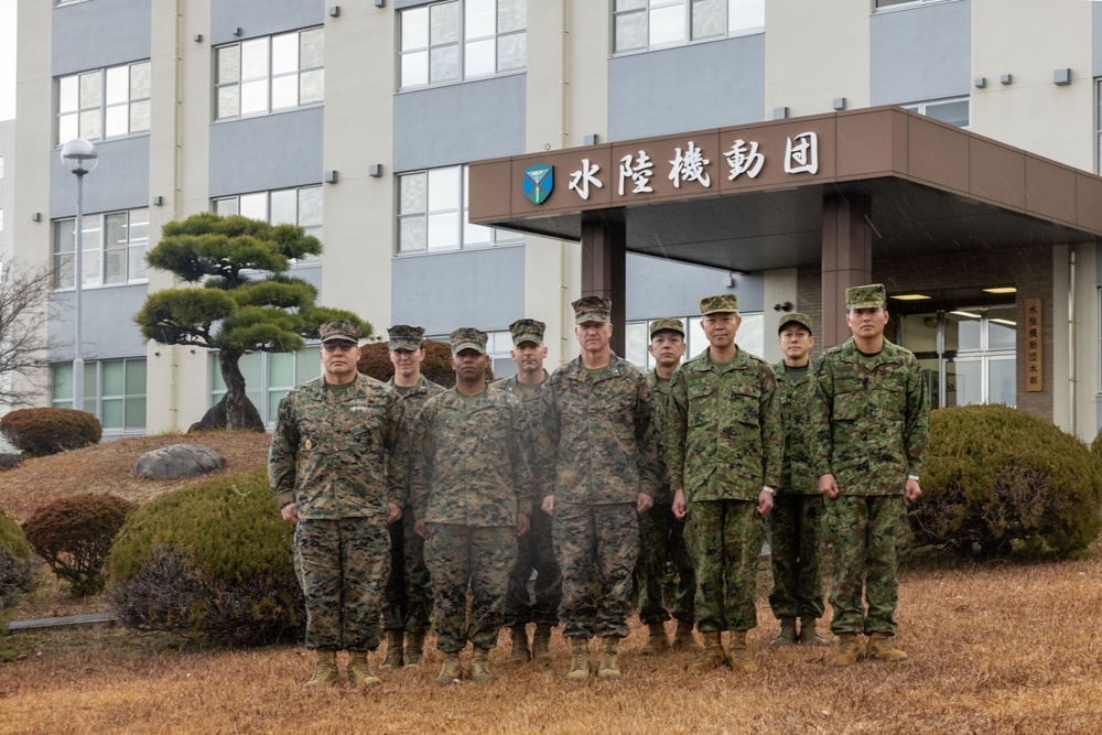 3rd MLG CG visits JGSDF Amphibious Rapid Deployment Brigade