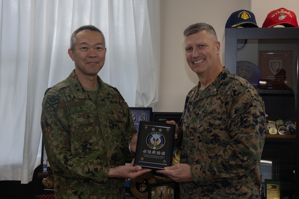 3rd MLG CG visits JGSDF Amphibious Rapid Deployment Brigade