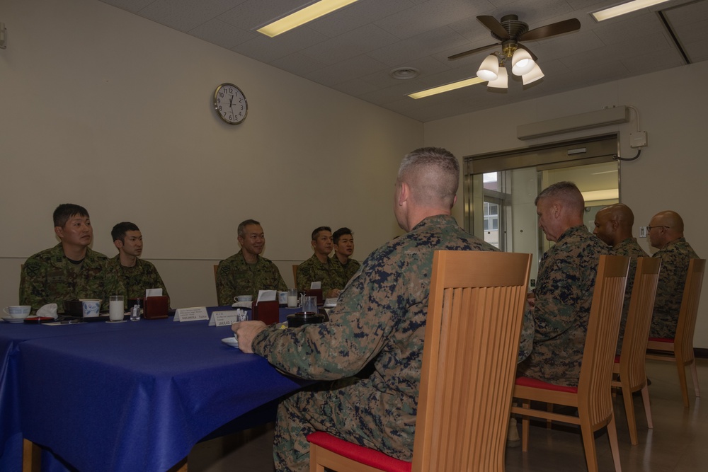 3rd MLG CG visits JGSDF Amphibious Rapid Deployment Brigade