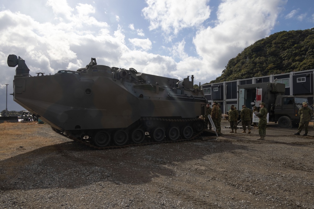 3rd MLG CG visits JGSDF Amphibious Rapid Deployment Brigade