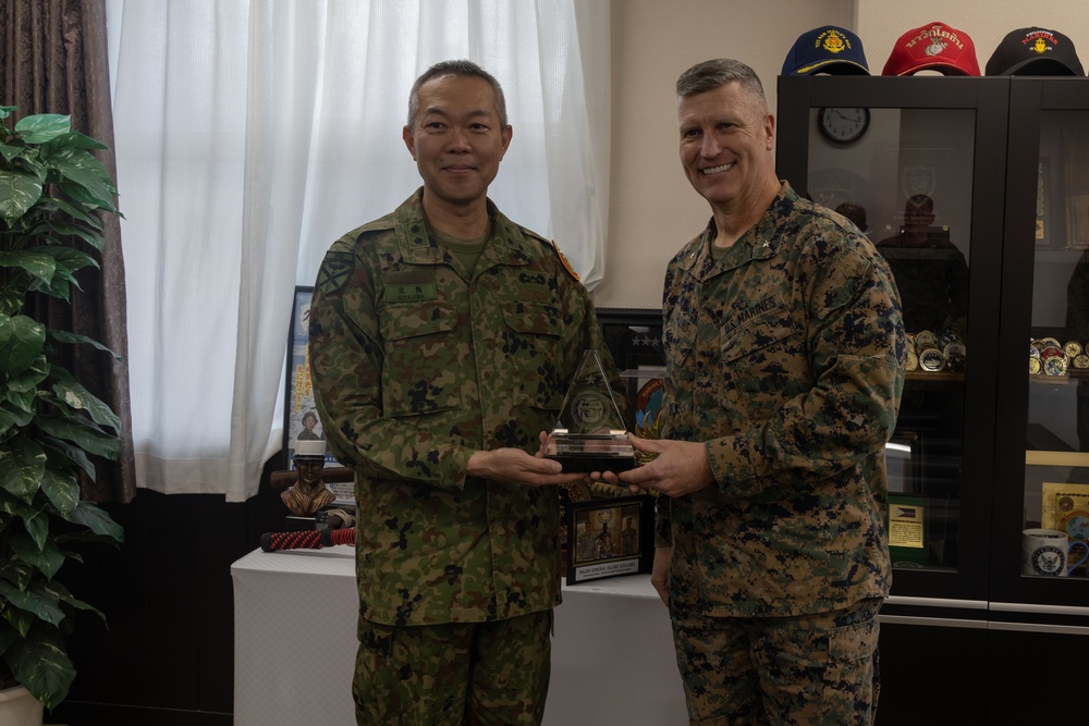 3rd MLG CG visits JGSDF Amphibious Rapid Deployment Brigade