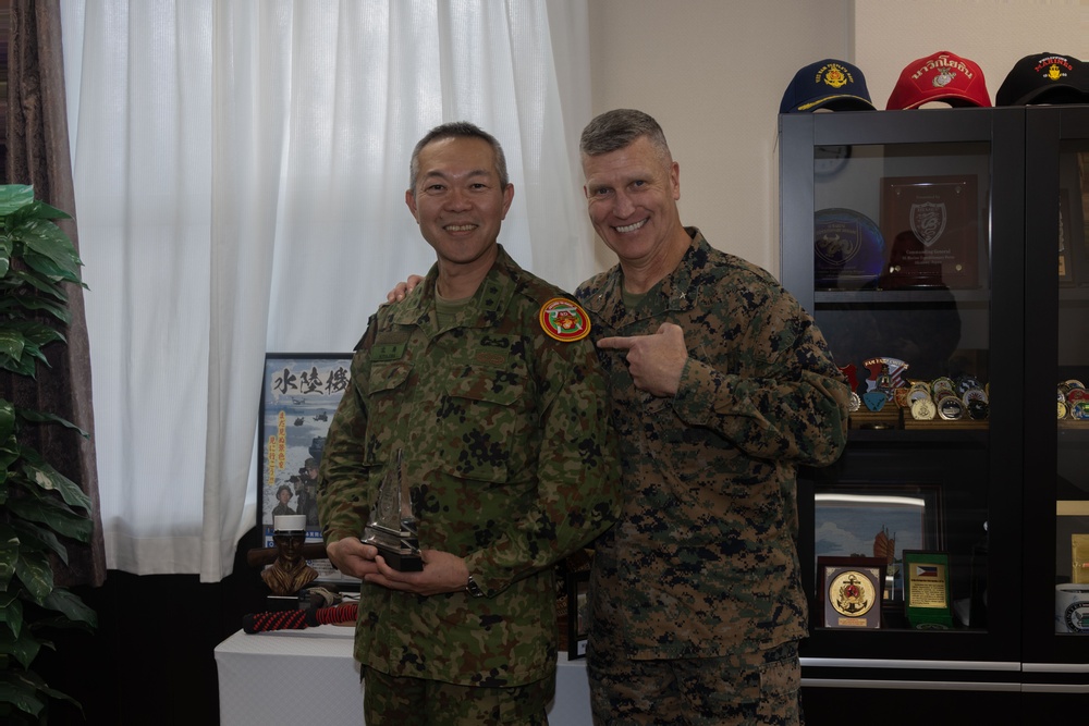 3rd MLG CG visits JGSDF Amphibious Rapid Deployment Brigade