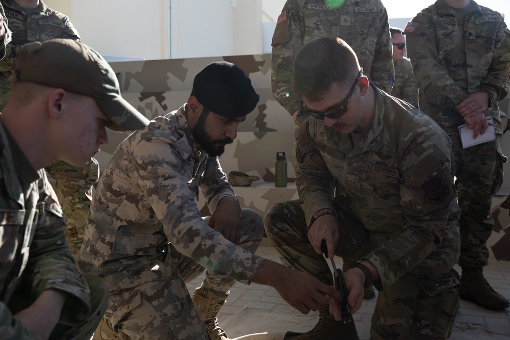 Best Warrior Competitors train on foreign weapons