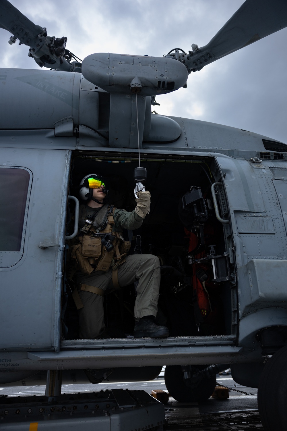 USS Oscar Austin (DDG 79) Verticle Replenishment