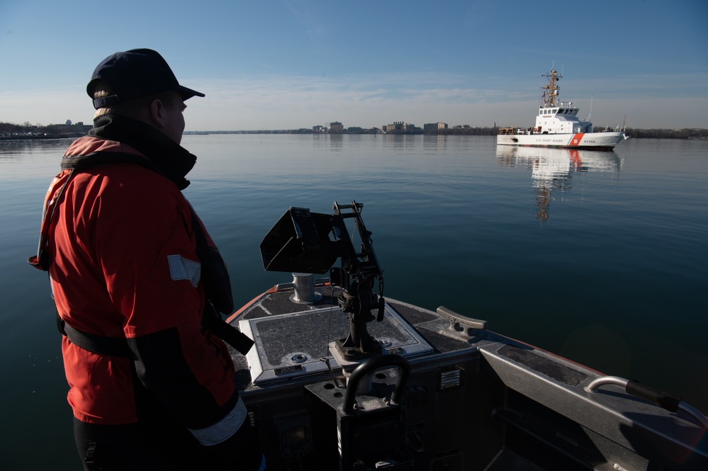 U.S. Coast Guard responding to Potomac River plane crash