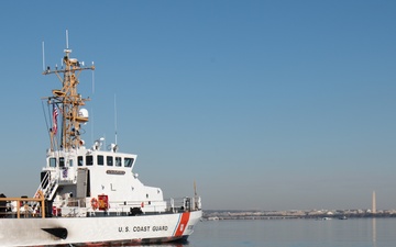 U.S. Coast Guard responding to Potomac River plane crash