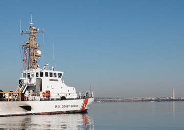 U.S. Coast Guard responding to Potomac River plane crash