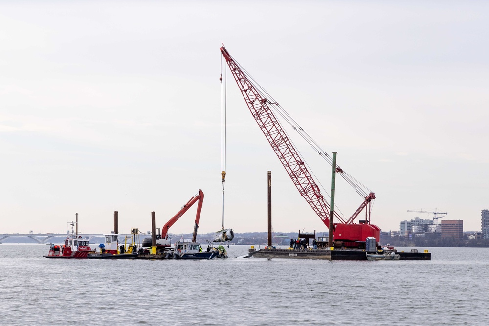 U.S. Army Corps of Engineers crews commence wreckage removal operations at site of Potomac River Aviation Incident