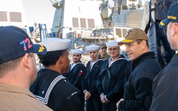 Vice Adm. Gumbleton Visits USS Mahan