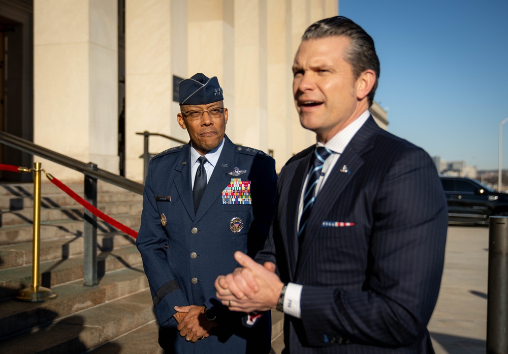 Sec Def Arrives to Pentagon