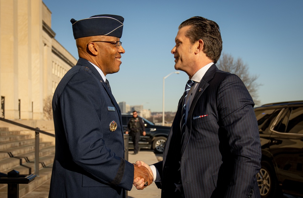 Sec Def Arrives to Pentagon