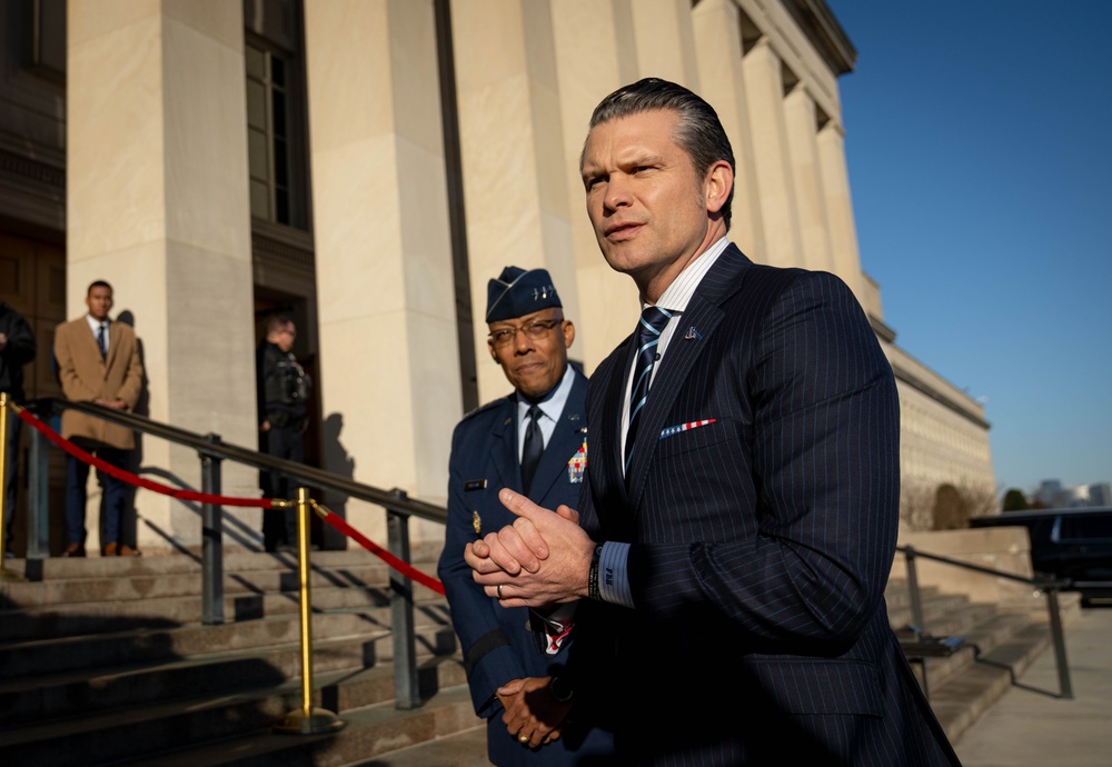 Sec Def Arrives to Pentagon