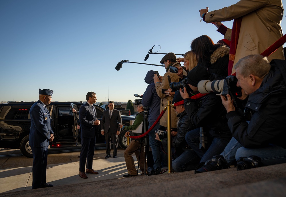 Sec Def Arrives to Pentagon